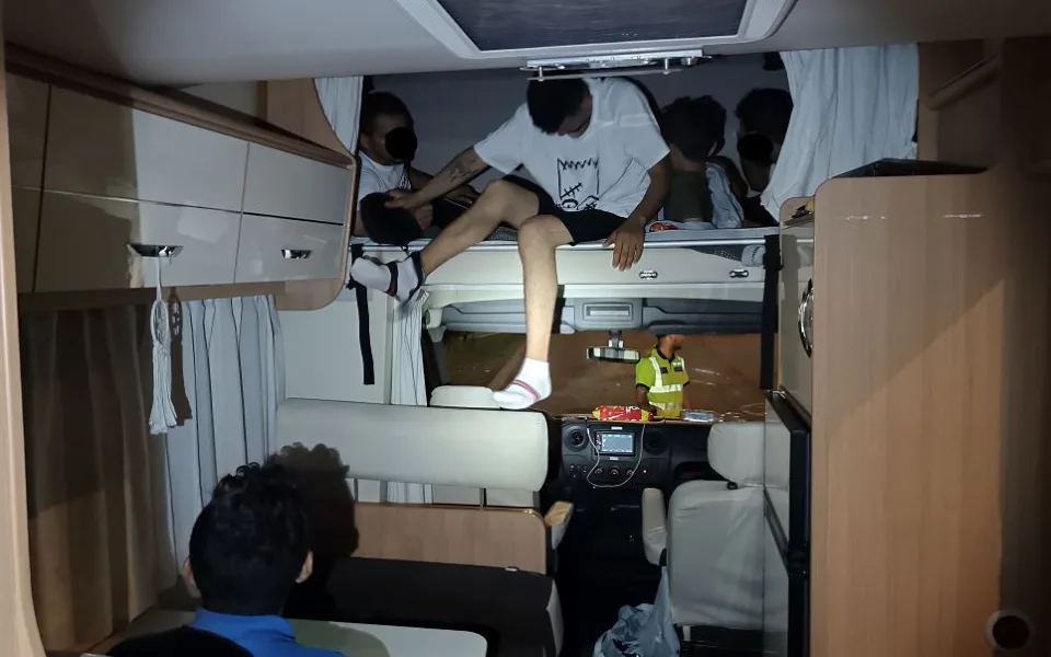 Vysočinou projížděli další migranti. Policie zadržela 27 běženců ze Sýrie, z toho bylo jedno dítě