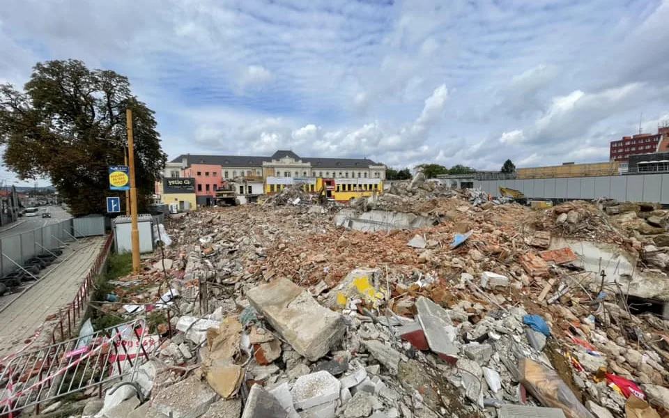 Demolice zimáku, měsíc po začátku. Zatím jsem všichni spokojeni, máme několik týdnů náskok, říká radní Beke
