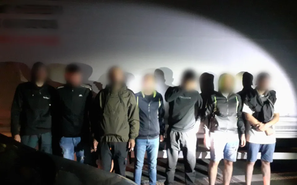 Vysočinští celníci zachytili za jediný týden dalších 28 migrantů. Převaděči riskují, jeden jel v noci dvoustovkou bez světel