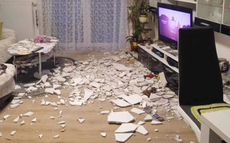 Obyvatelům Kainarovy ulice v Jihlavě padají stropy na hlavu. Situace je vážná, ale zhotovitel to neřeší, stěžují si