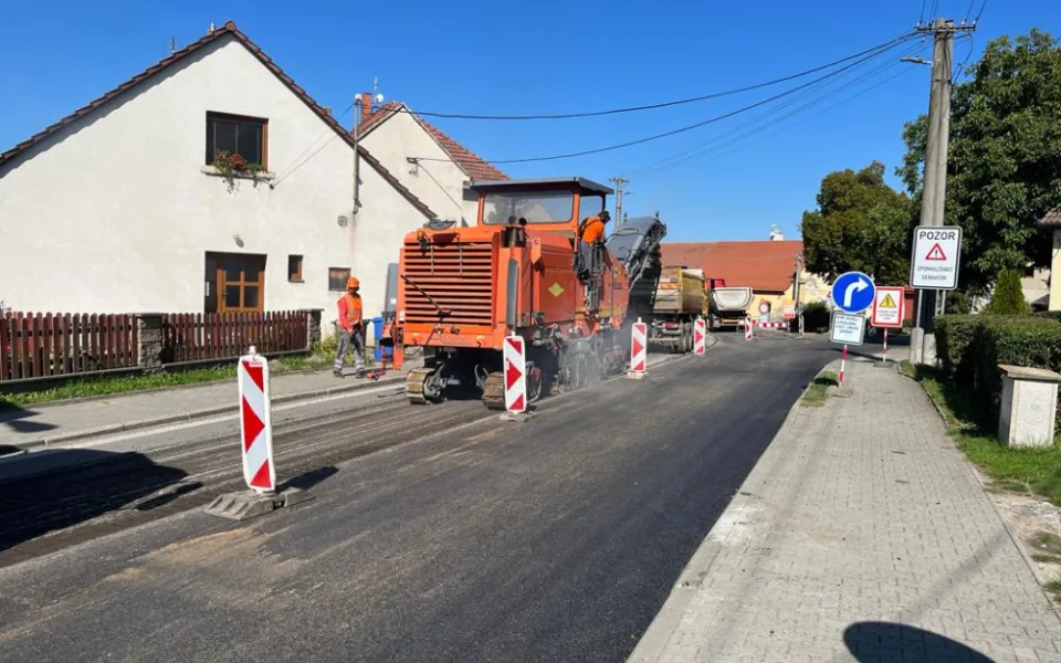 Oprava silnice na hranici krajů skončí o dva měsíce dřív. Nový povrch řidiči otestují už na konci října