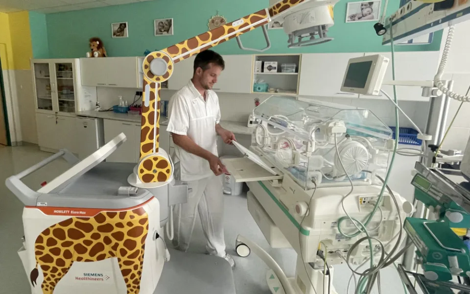 Pojízdný rentgen se žirafou, který slouží na dětském oddělení