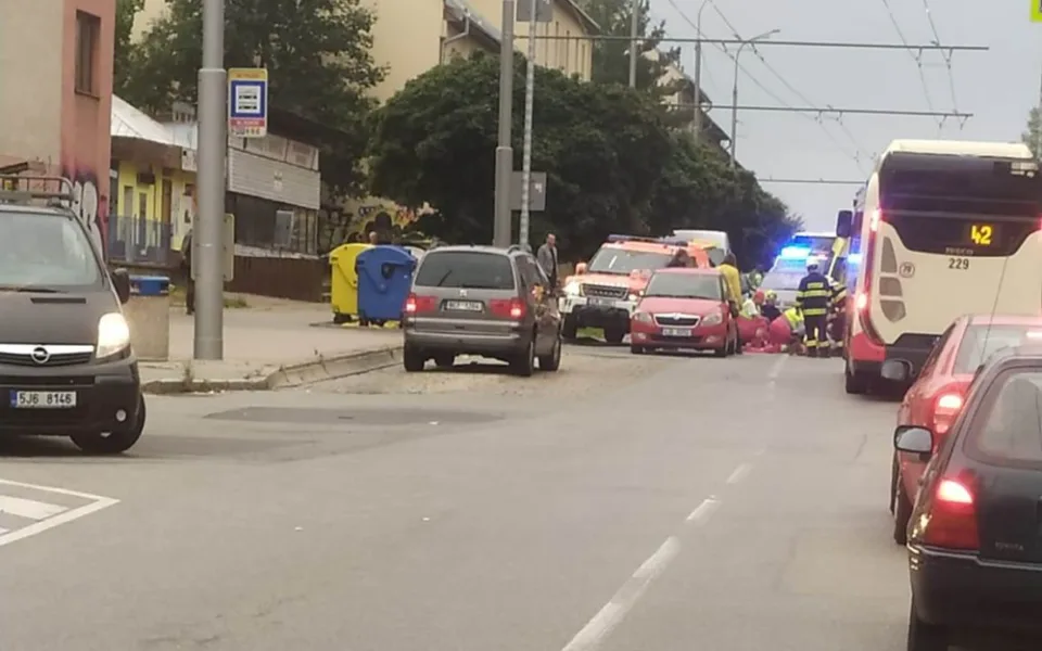Ranní nehoda v Havlíčkově ulici. Auto srazilo malou holčičku, byla převezena do nemocnice