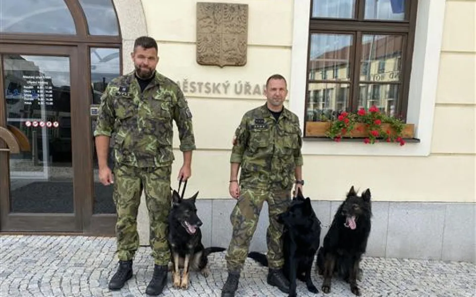 Třebíčskou radnici navštívili čtyři psi. Scotty, Dab, Athila a Erro měli za úkol najít skryté výbušniny