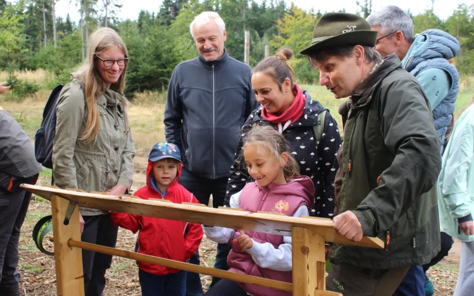 Den za obnovu lesa u Třeště zaujal stovky lidí. Viděly, jak pracuje harvestor i pětiletý tažný kůň
