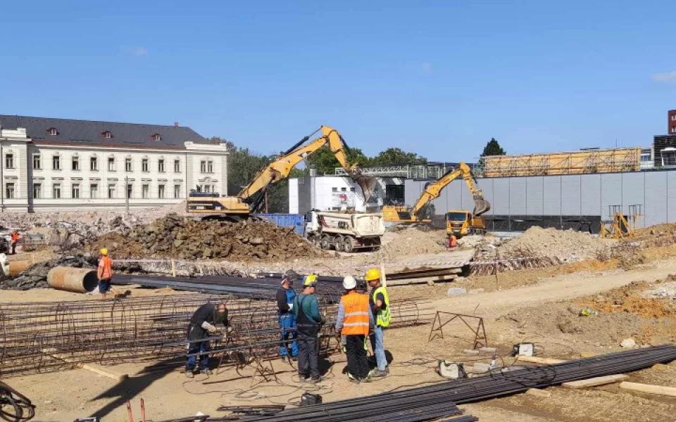 Ze zimního stadionu už mnoho nezbývá, suť bude pryč za dva týdny. Připravuje se pažení stavební jámy