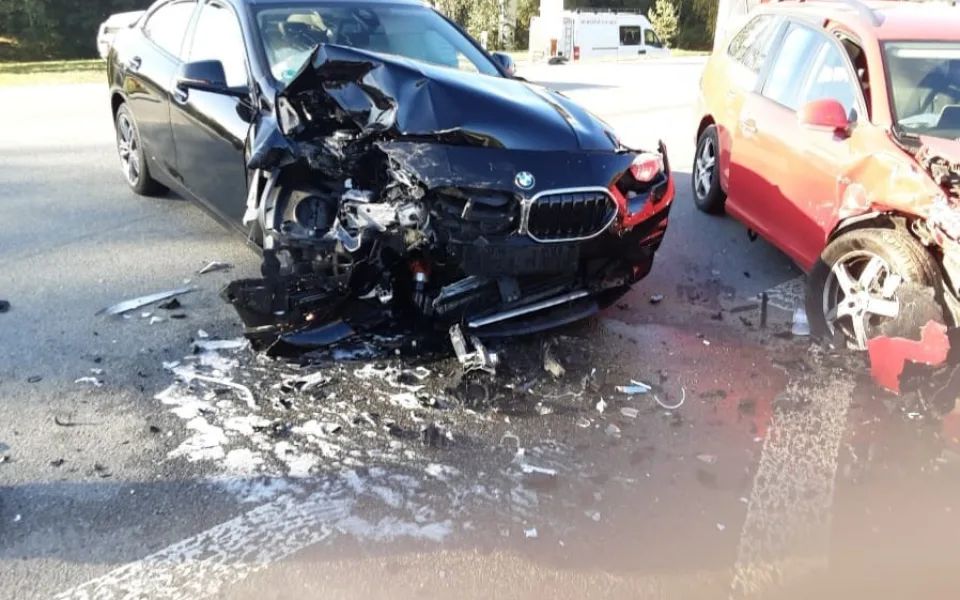 Ranní nehoda dvou aut v jihlavské Pelhřimovské ulici. Jeden člověk skončil v péči lékařů 