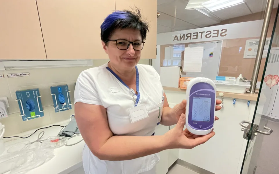 Sestřičky v jihlavské nemocnici mají nové pomocníky. Práci jim ulehčí 33 glukometrů s QR kódem