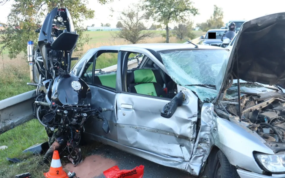 Neviděli jste nedělní nehodu auta a motorky? Pokud o ní něco víte, ihned se ozvěte policii 