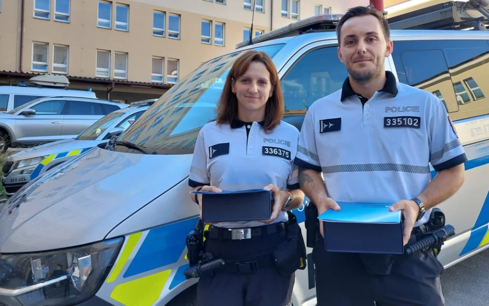 Oceněná policistka Alena Frank a její kolega Tomáš Vendl