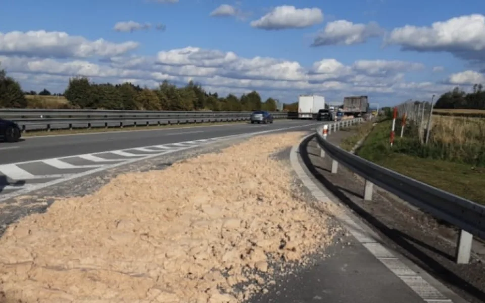 Nadělení na D1. Řidič v náklaďáku na vozovku vysypal náklad, vezl bramborovou vlákninu
