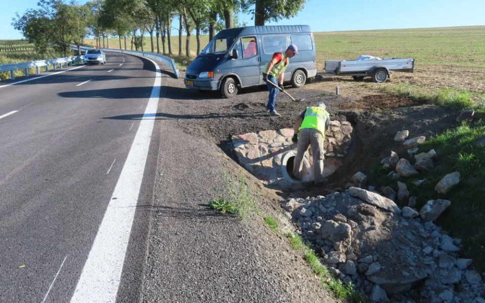 Rekonstrukce silnice na Havlíčkobrodsku jde do finále. Dělníci opravili výtluky, povrch a jsou tu nová svodidla
