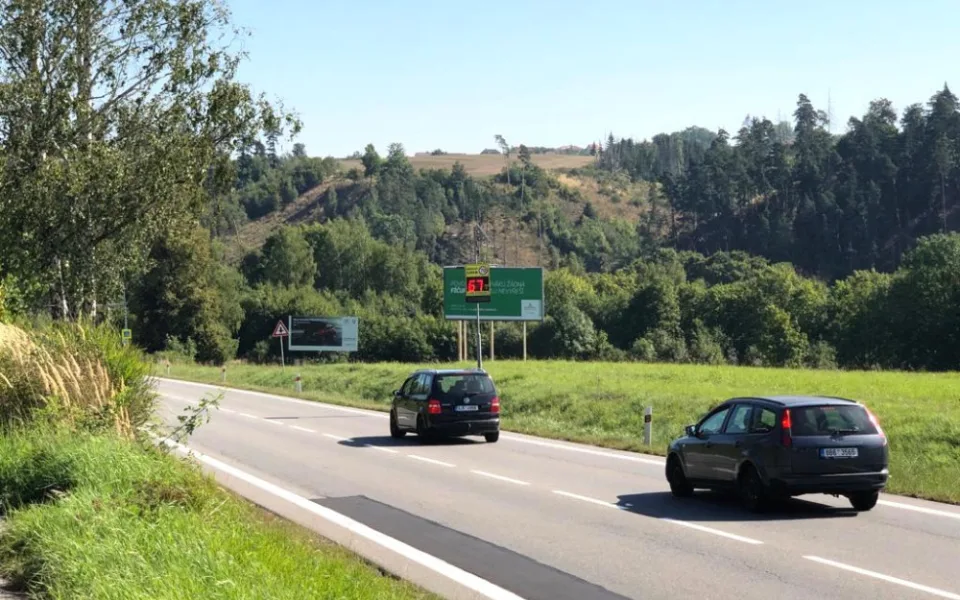Zbytečné, říkají čtenáři Jihlavské Drbny k plánovanému úsekovému měření rychlosti v helenínském kopci