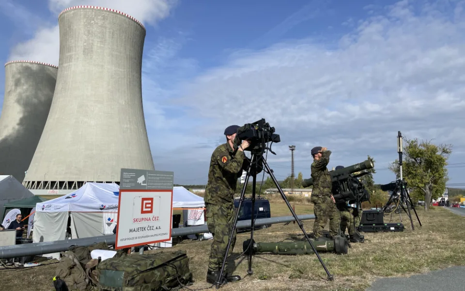Elektrárnu v Dukovanech střežila armáda. Přivezla nejmodernější rušičku a ničila drony