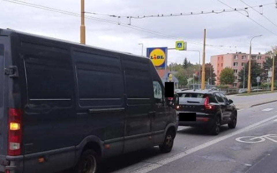 Poblíž Lidlu v Jihlavě bourala dvě auta. Řidič v dodávce byl opilý, narazil do auta přes sebou