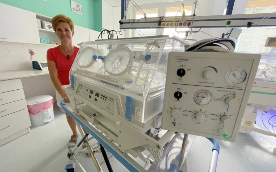 Lepší péče o miminka. Jihlavská nemocnice má nový transportní inkubátor s přístrojem k resuscitaci