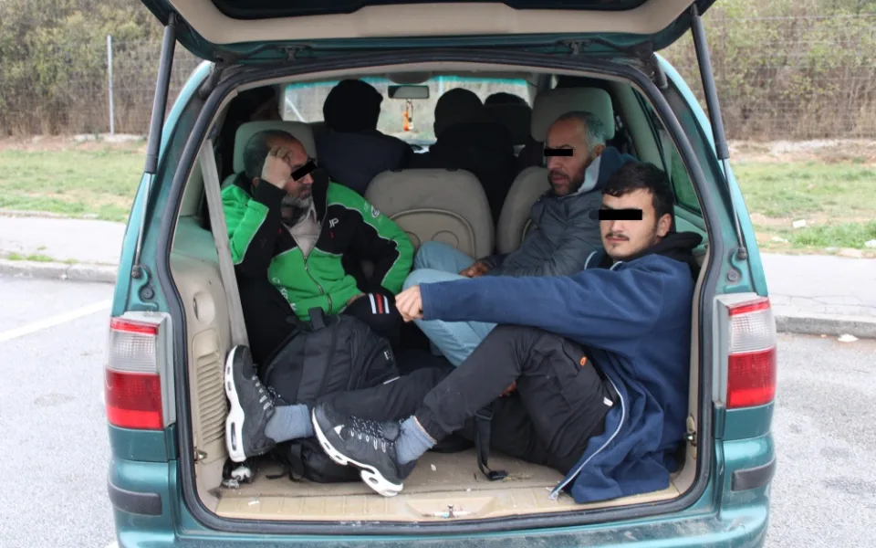 Policisté zadrželi na dálnici dalších dvanáct syrských migrantů, jeden z přivaděčů utekl