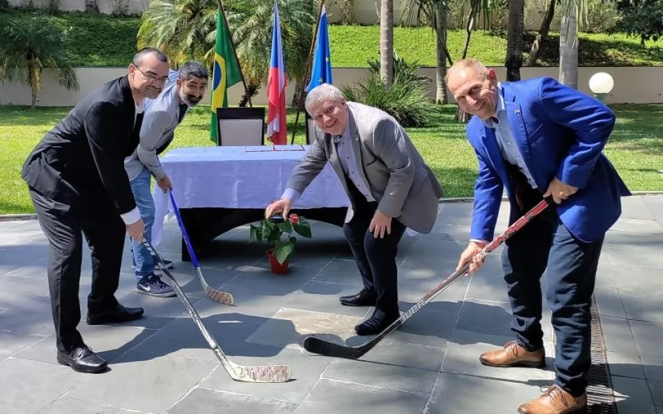 Hokej pod palmami? Brazilci se budou učit hrát hokej v České republice, s Duklou podepsali spolupráci
