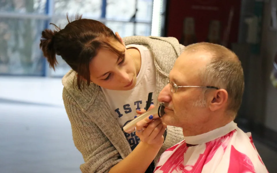 Movember v novoměstské nemocnici. Vousáči v holírně podpoří výzkum a prevenci rakoviny prostaty a varlat