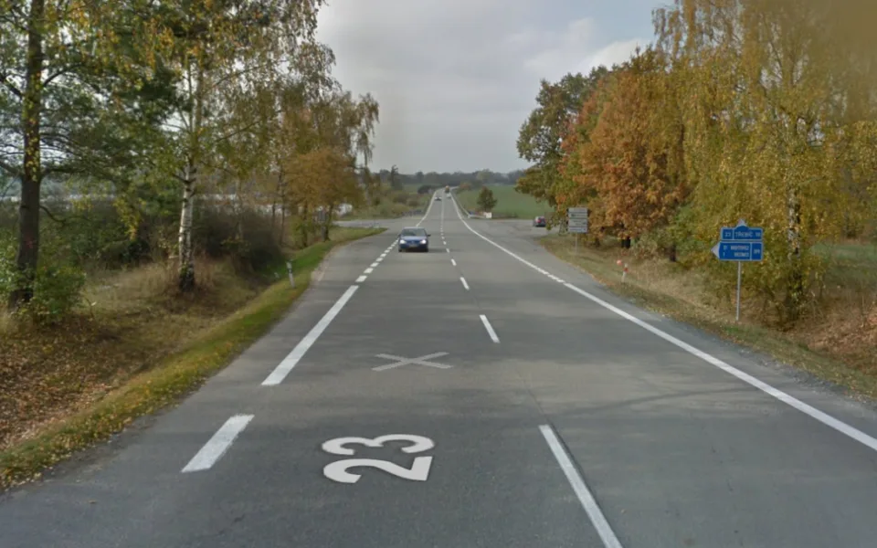 Rizikovou křižovatku u Vícenic čeká úprava. Přibude odbočovací pruh a změní se nejvyšší povolená rychlost