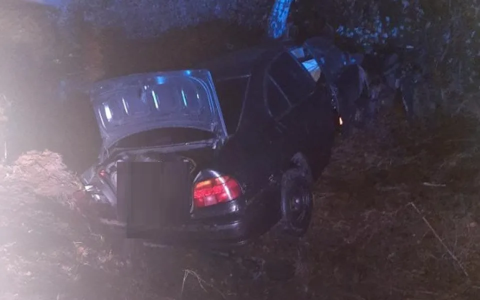 Osmnáctiletý řidič BMW v Dobroníně dostal smyk a skončil v příkopu. Spolujezdce převezli do nemocnice