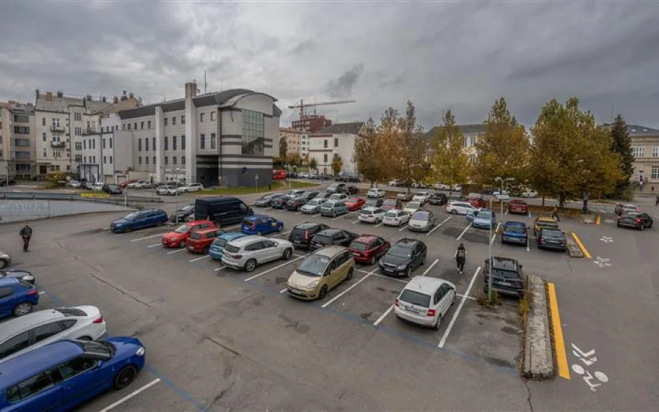 Současné parkoviště u obchodního centra Billa