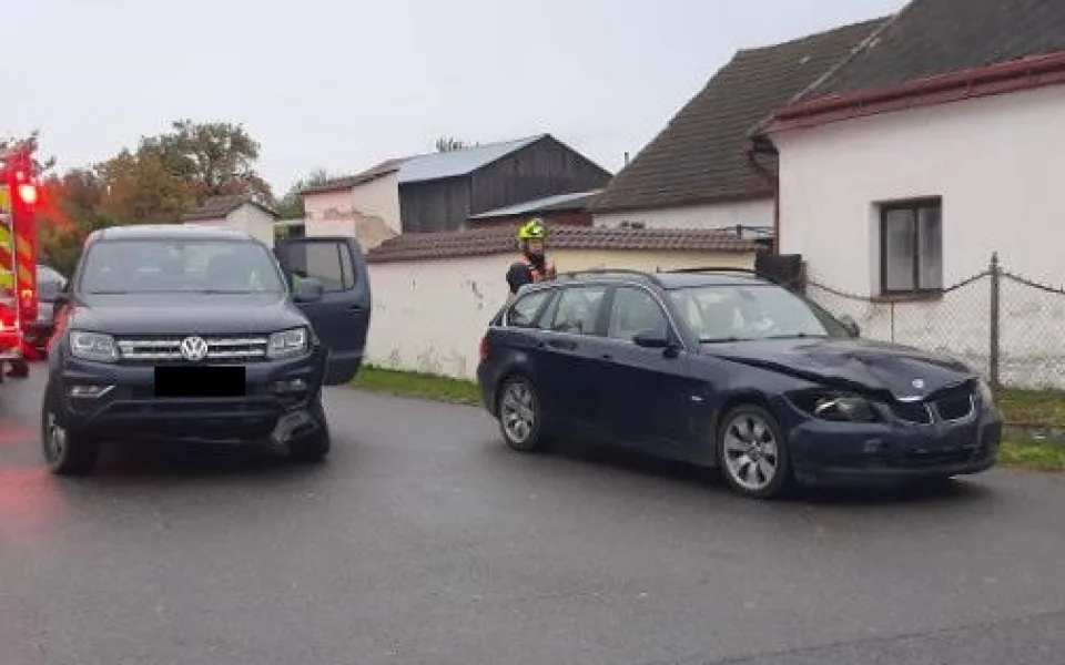 Řidič v Růžené nedal přednost řidičce, co jela po hlavní. Ta spolu se spolujezdcem skončila v nemocnici