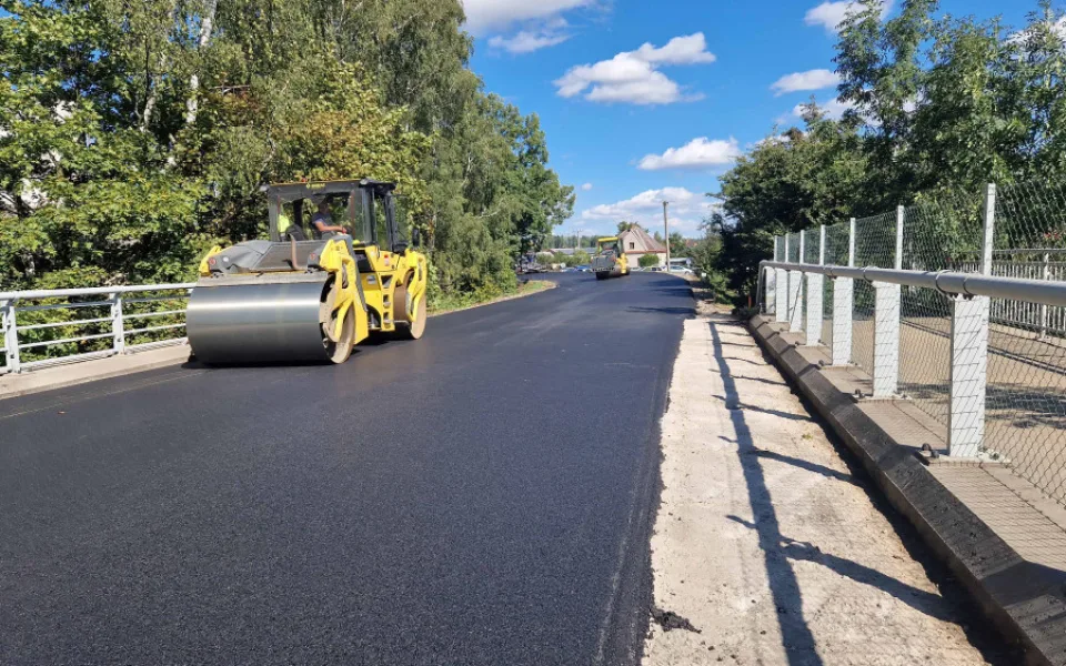 Na silnici mezi Jitkovem a Ždírcem se dnes vrací auta. Výtluky, vyjeté koleje a vylámané krajnice jsou pryč