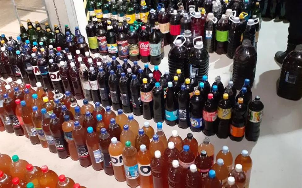 Více než tisíc litrů neoznačeného alkoholu pro známé do Irska? Krajská celní správa je Moldavanovi na dálnici D1 zabavila