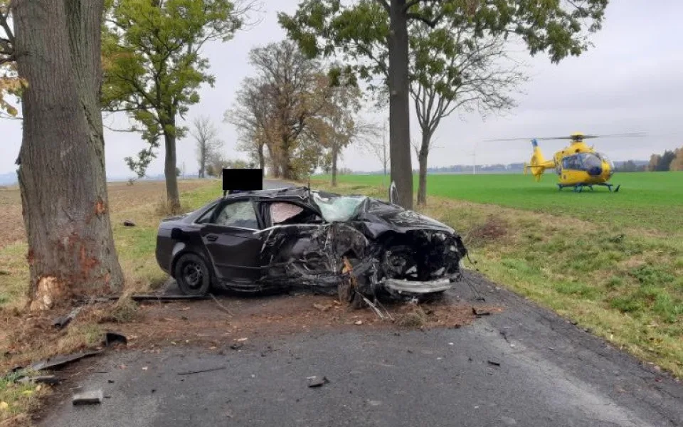 Dvacetiletý řidič dostal smyk a s autem narazil do stromu. Na místo letěl i záchranářský vrtulník 
