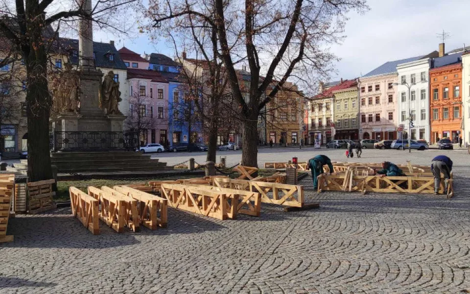 Na Masarykově náměstí už roste konstrukce na kluziště, bruslaři mohou nastoupit od 3. prosince 