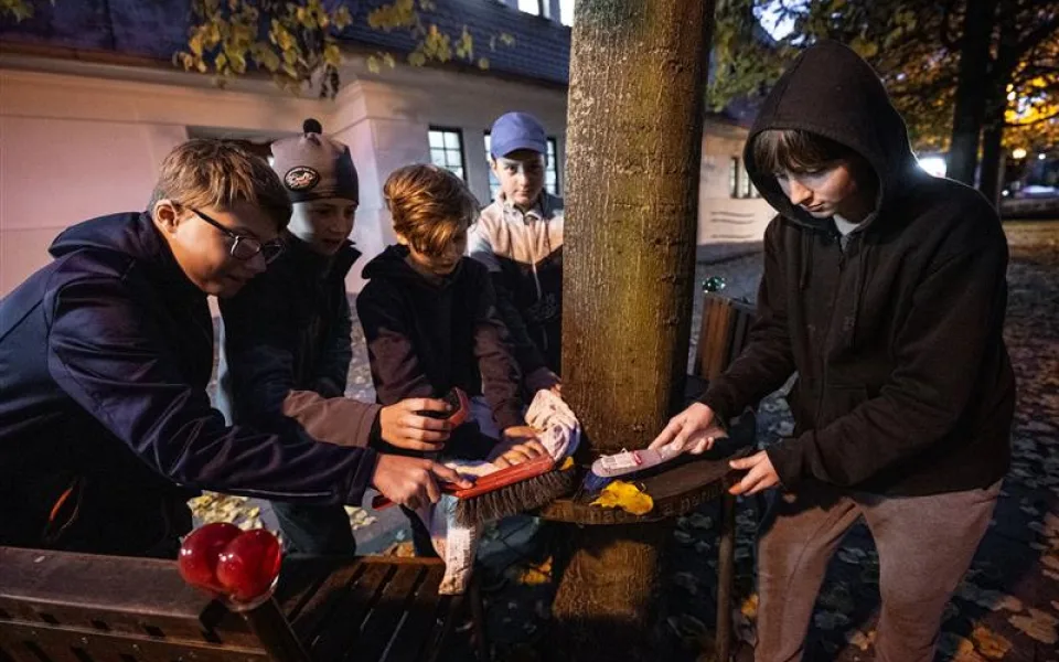 Jihlavští skauti prodloužili patronát nad lavičkou Václava Havla. Každou středu ji chodí kontrolovat