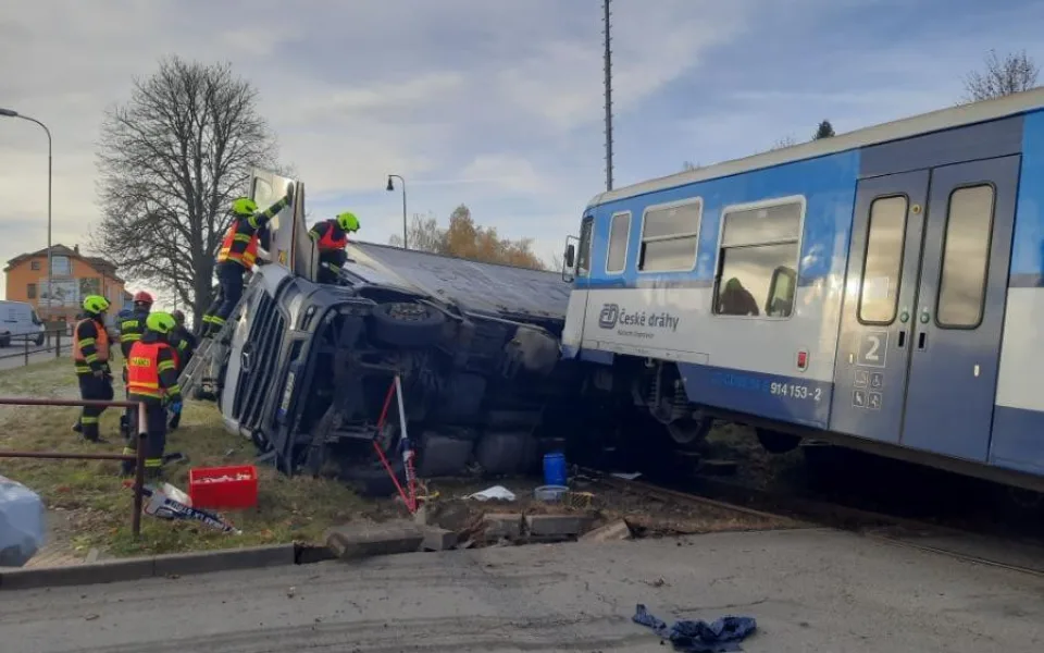 Ve čtvrtek ráno došlo v Pelhřimově ke střetu vlaku a nákladního vozidla. Policie žádá o spolupráci cestující z vlaku, kteří odešli