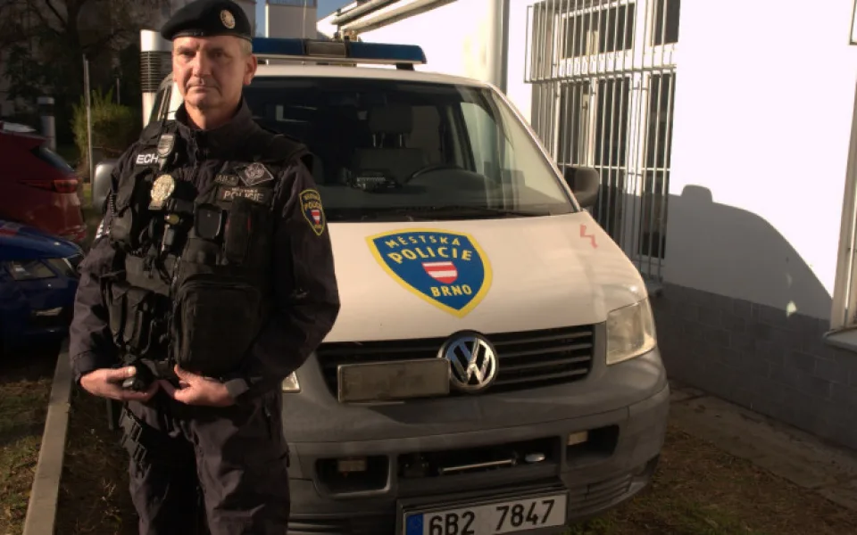 Brněnský strážník se na dovolené nachomýtl k nehodě, z převráceného auta zachránil dva lidi