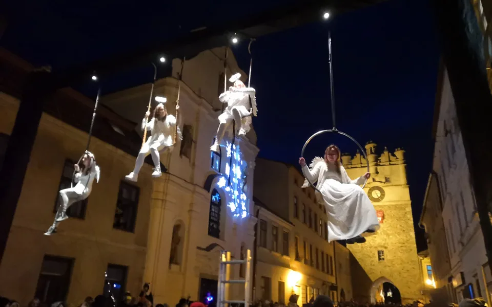 Andělé, ohnivá show, ohňostroj. Do Jihlavy přijel svatý Martin, dětem opět nadělil zlaté dukáty