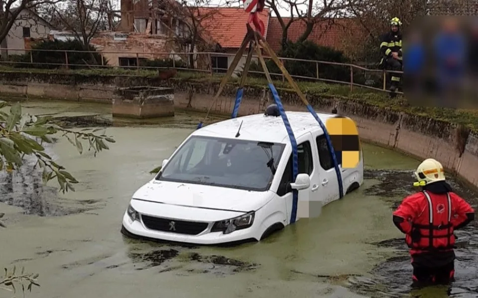 Pár vteřin nepozornosti. Řidička v kopci nezajistila auto, to narazilo do hráze a sjelo do rybníka