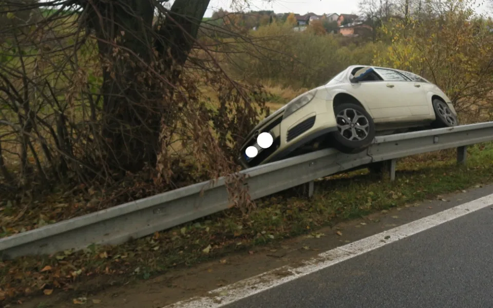 Řidič Opelu jel rychle, dostal smyk a uvízl na svodidlech. K nehodě vyjeli i hasiči, kteří auto vyprostili