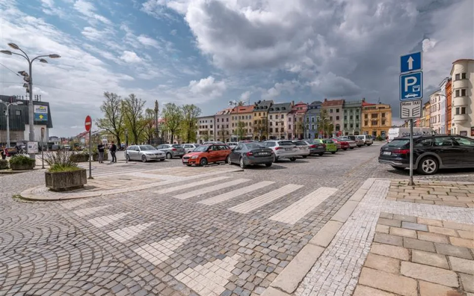 Na třech parkovištích v centru se dá v neděli dopoledne parkovat bezplatně. Přednost mají imobilní věřící