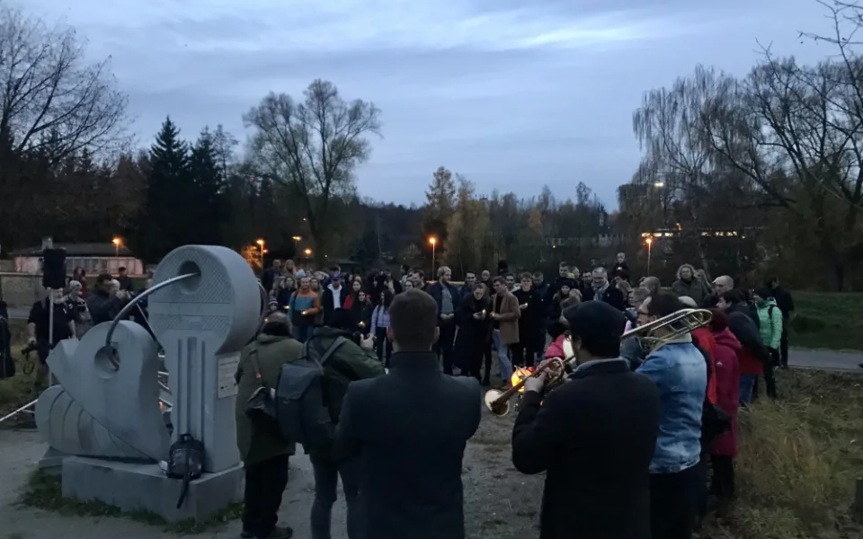 V Jihlavě se u památníku Klíčů sešly desítky lidí, se světly přišli studenti vysoké školy