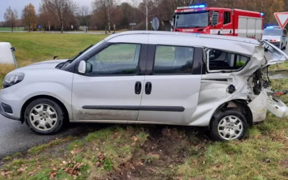 U Vokova se srazilo auto s vlakem, nikdo se nezranil. Provoz na trati stojí