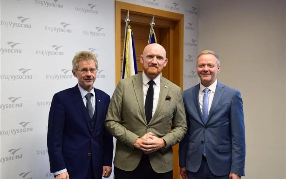 Do Jihlavy zavítal britský velvyslanec Matt Field. Diskutoval s krajskými zastupiteli, pak navštívil gymnázium