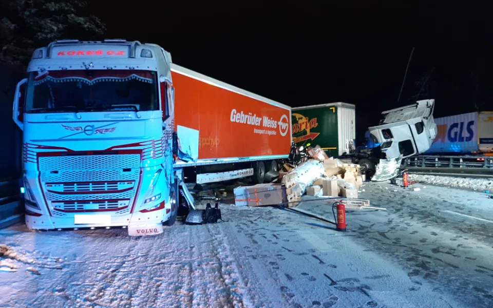 Noční hromadná nehoda na D1 stála život jednoho z řidičů. Lehce se zranil i zasahující policista