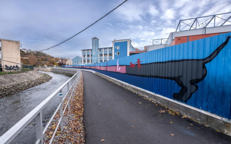 Nekonečný jezevčík, co mění barvy. Studenti v Jihlavě v mrazu namalovali další mural art