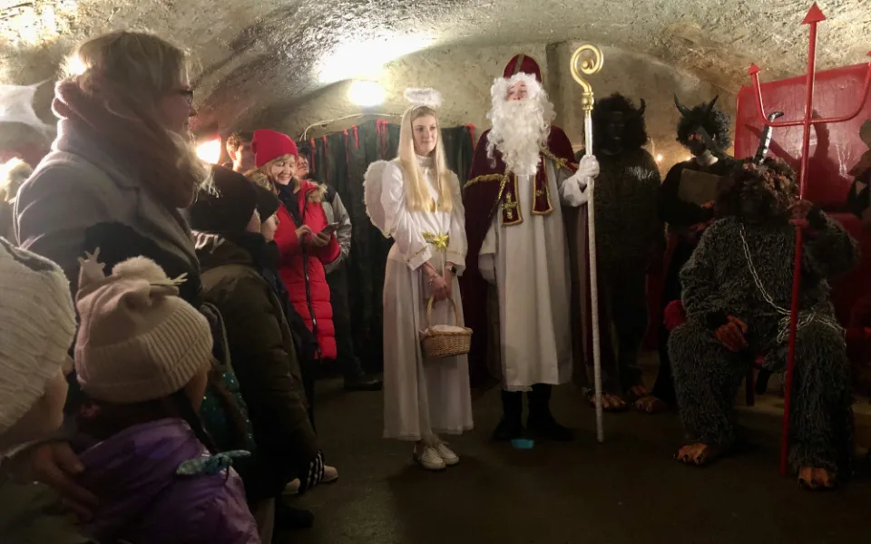 VIDEO: Jihlavské podzemí celý víkend okupují čerti. K dětem promluví i anděl a Mikuláš