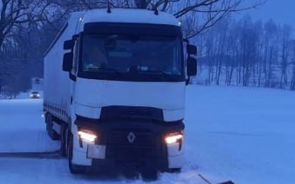 Uvízlý kamion na silnici u obce Štoky na Havlíčkobrodsku