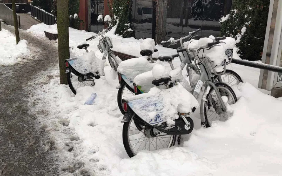 Sdílená kola na stanovišti u Cityparku