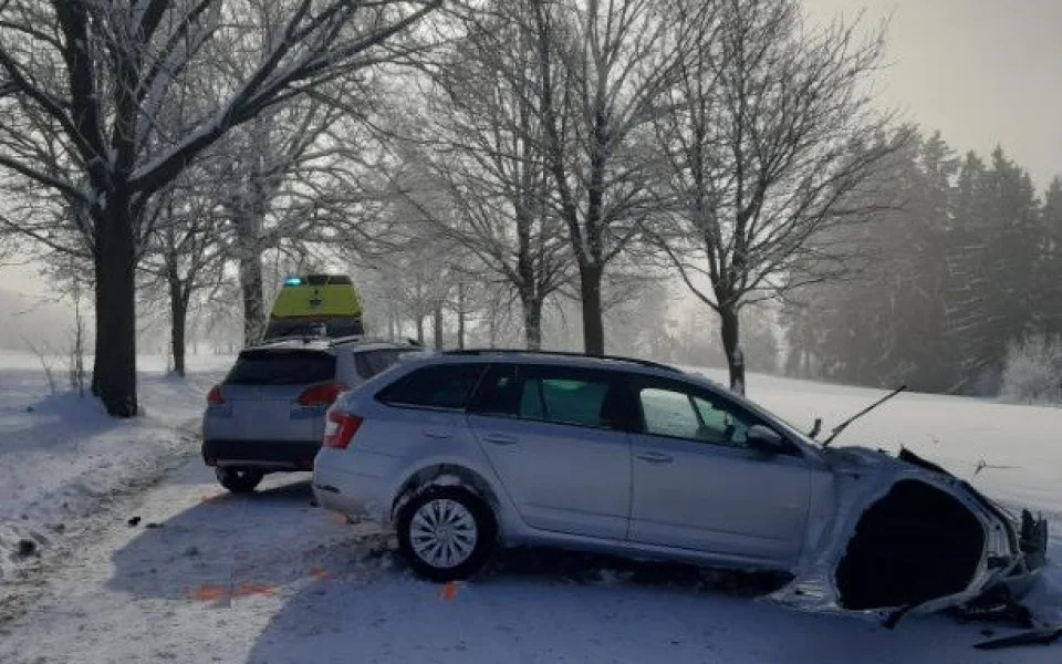Řidič dostal v zatáčce smyk a narazil do auta v protisměru. Dva lidé se zranili, škoda je 400 tisíc 