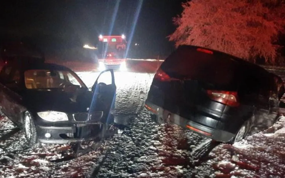 Trestný čin? Opilá řidička BMW dostala smyk, střet s protijedoucím vozidlem přinesl dvě zranění