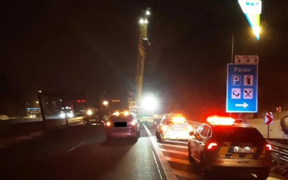 Řidič vezl po D1 železnou lávku a nevešel se pod most. Lávka se utrhla z přívěsu a zůstala ležet v levém pruhu