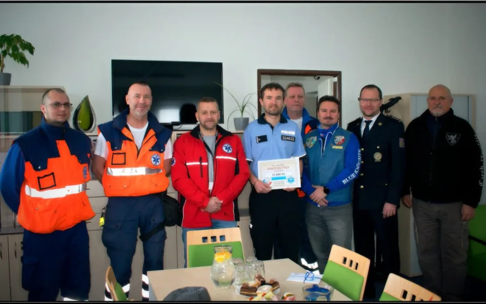 Lukáš Zíka (uprostřed) se svými kolegy motorkáři a zdravotníky